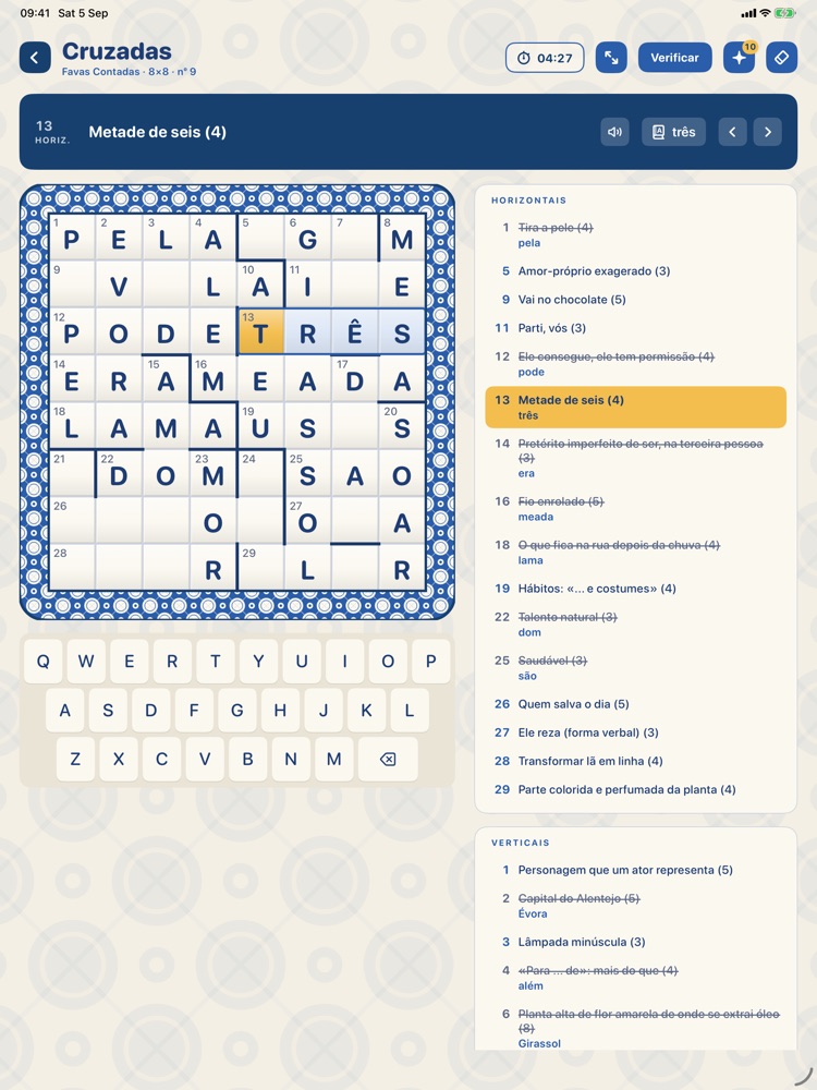 Cruzadas no iPad: uma grelha 8×8 com a palavra TRÊS certa e acentuada, e a lista de pistas ao lado